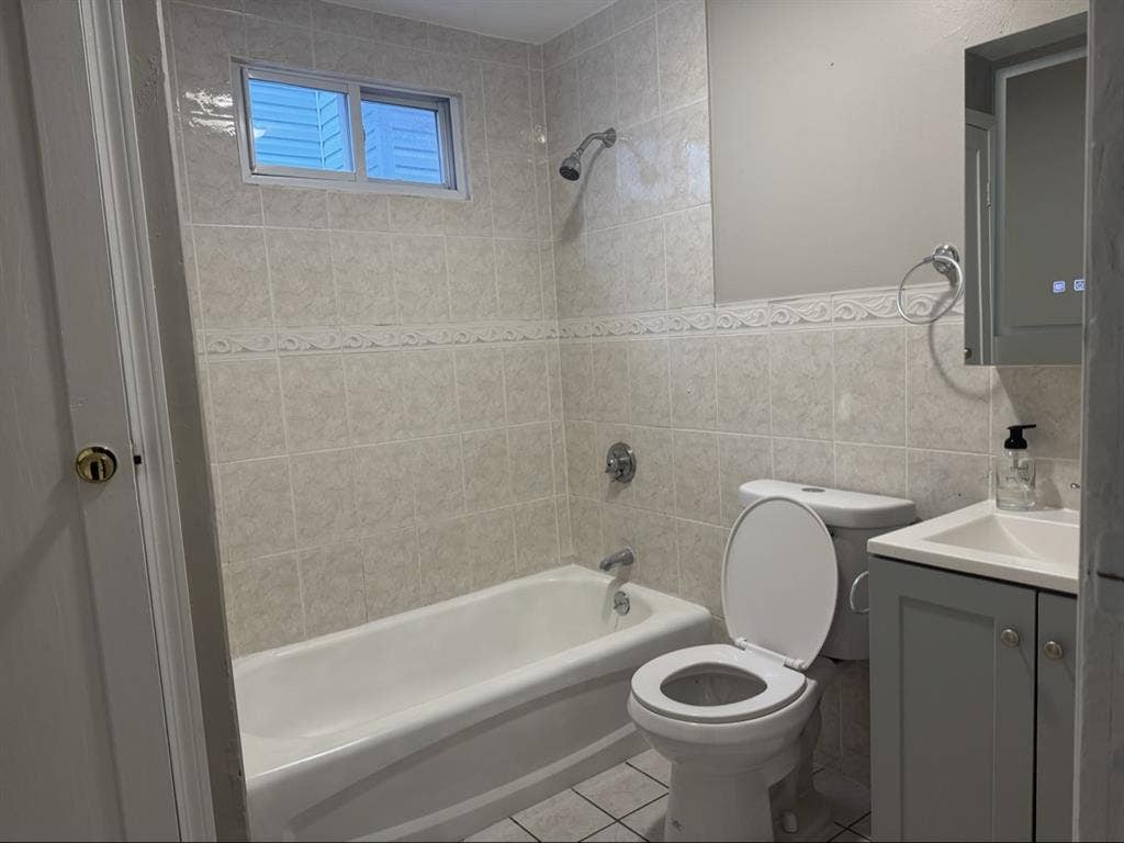 Room for rent in East Boston!!!!