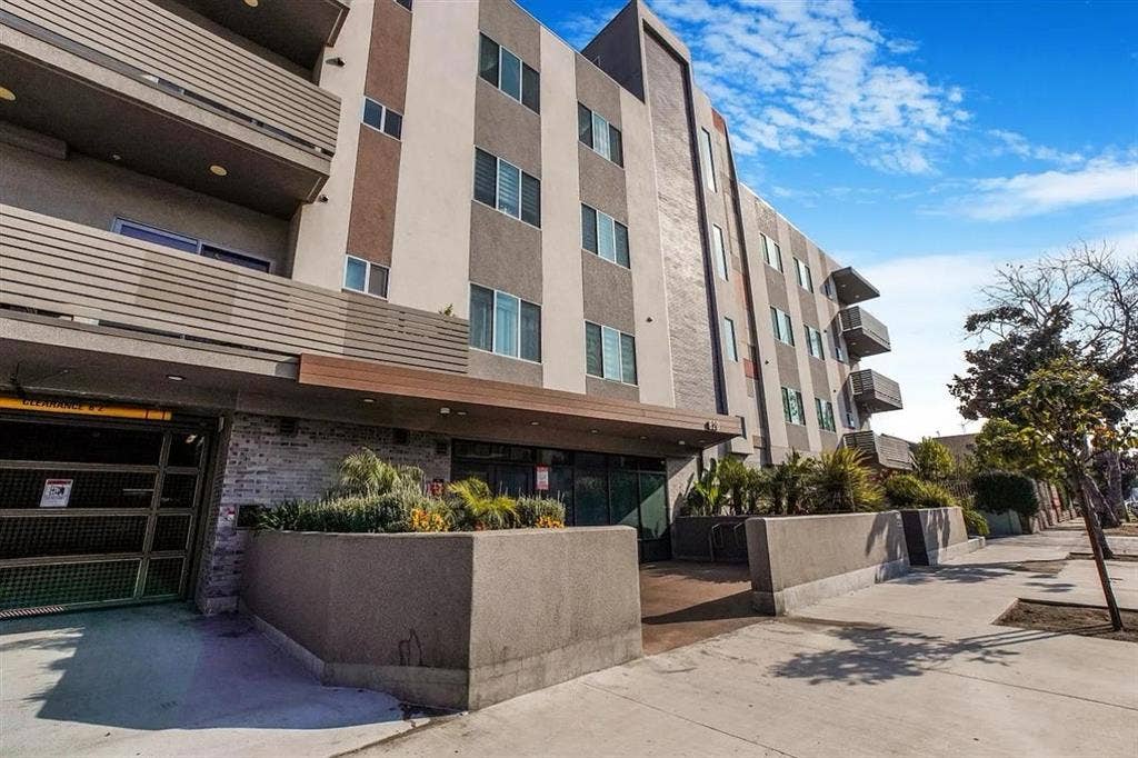 Master bedroom w/ Ensuite & balcony