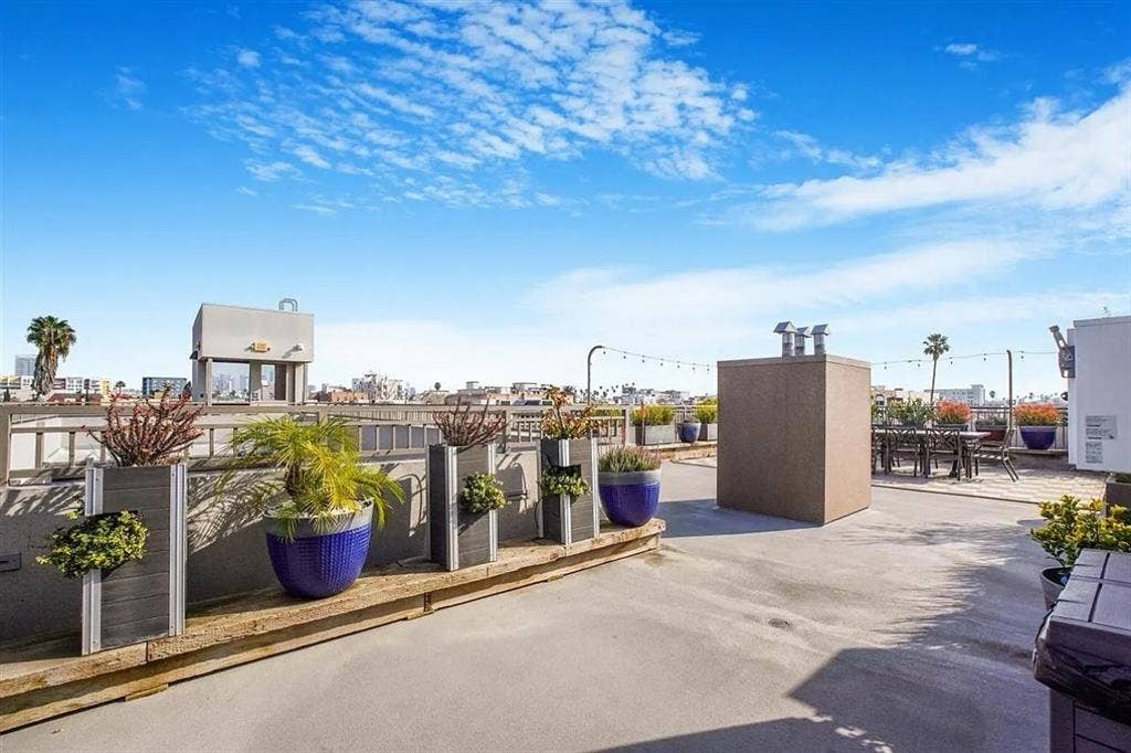 Master bedroom w/ Ensuite & balcony