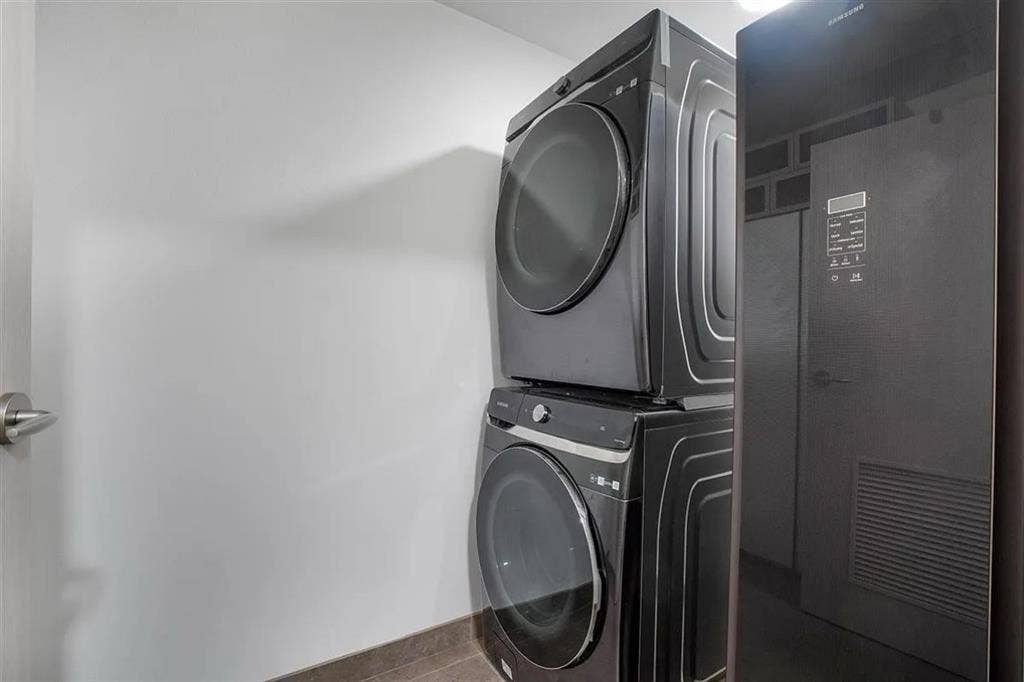 Master bedroom w/ Ensuite & balcony