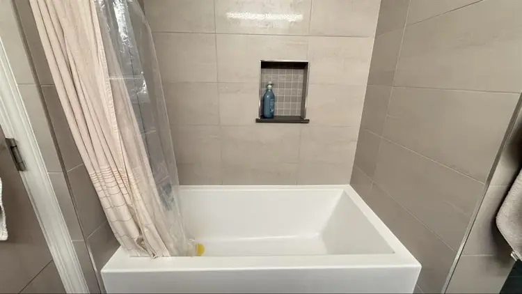 Master bedroom w/ Ensuite & balcony