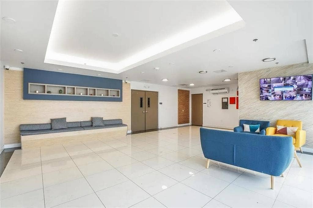 Master bedroom w/ Ensuite & balcony