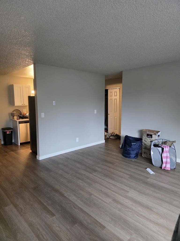 1 private room available