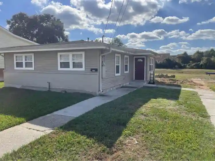 Looking for a clean roommate