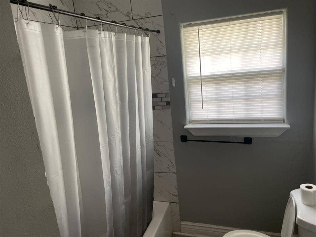 Looking for a clean roommate