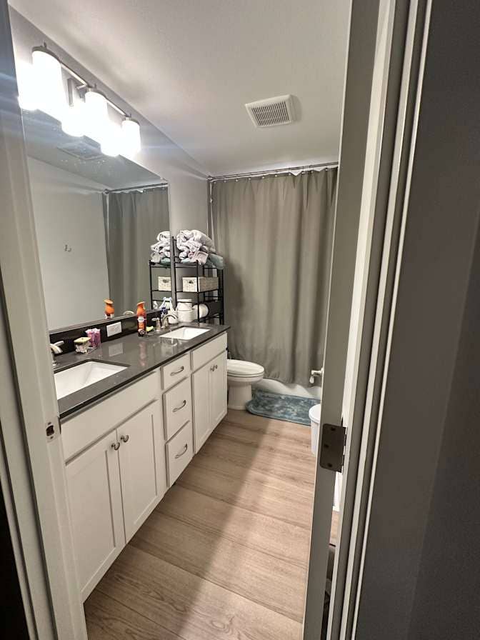 LARGE Room For Rent- Salmon Creek