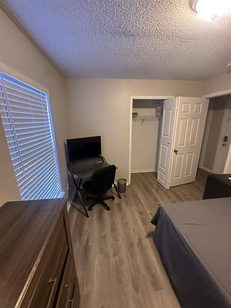 Bedroom for rent !