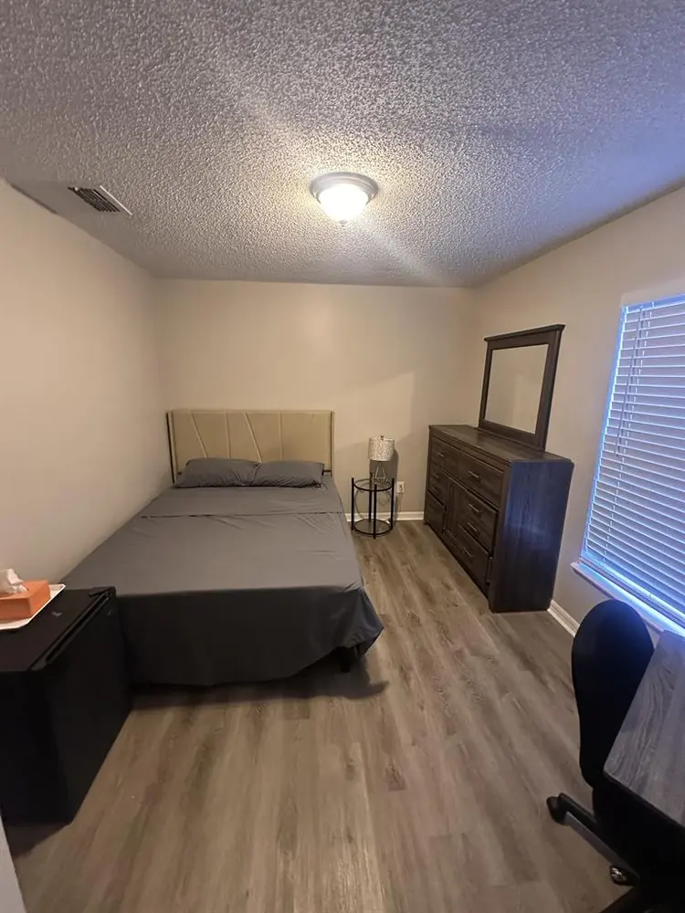 Bedroom for rent !