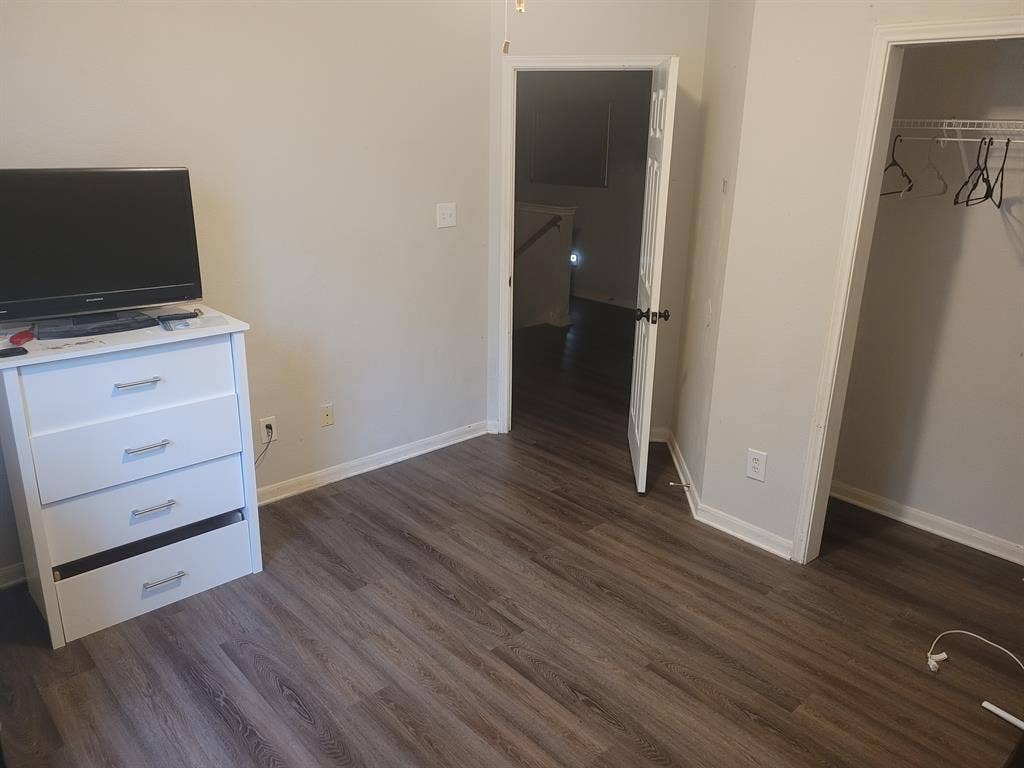 LARGE room in twentyfourhundredhous