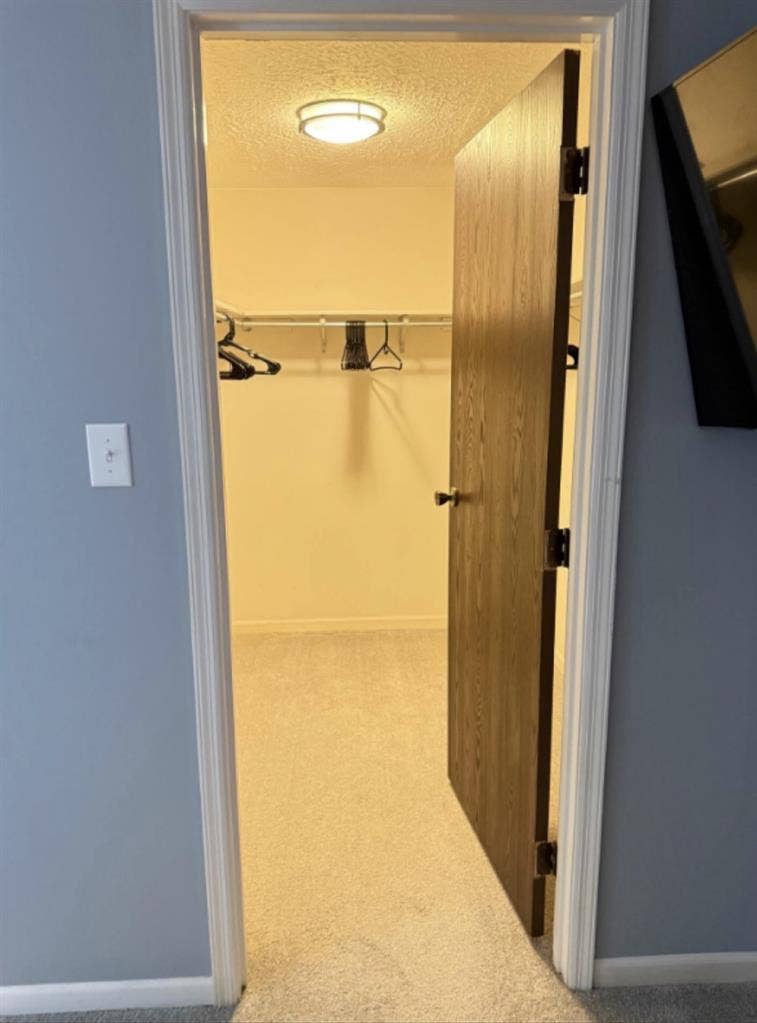 Primary Bed/Bath - queen & walk-in