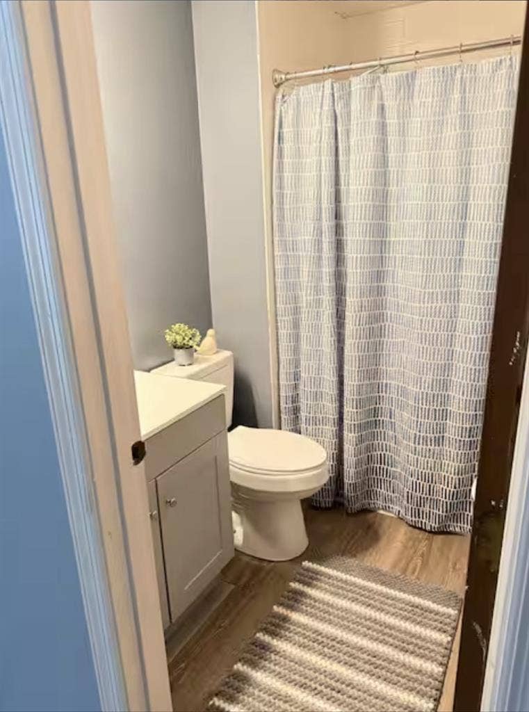 Primary Bed/Bath - queen & walk-in