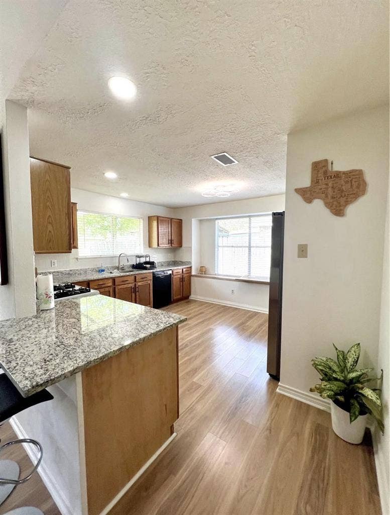 FULLY FURNISHED PRIVATE ROOM