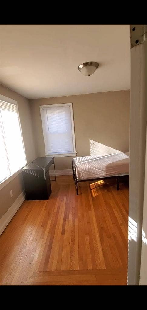 Female roommate wanted - coed house