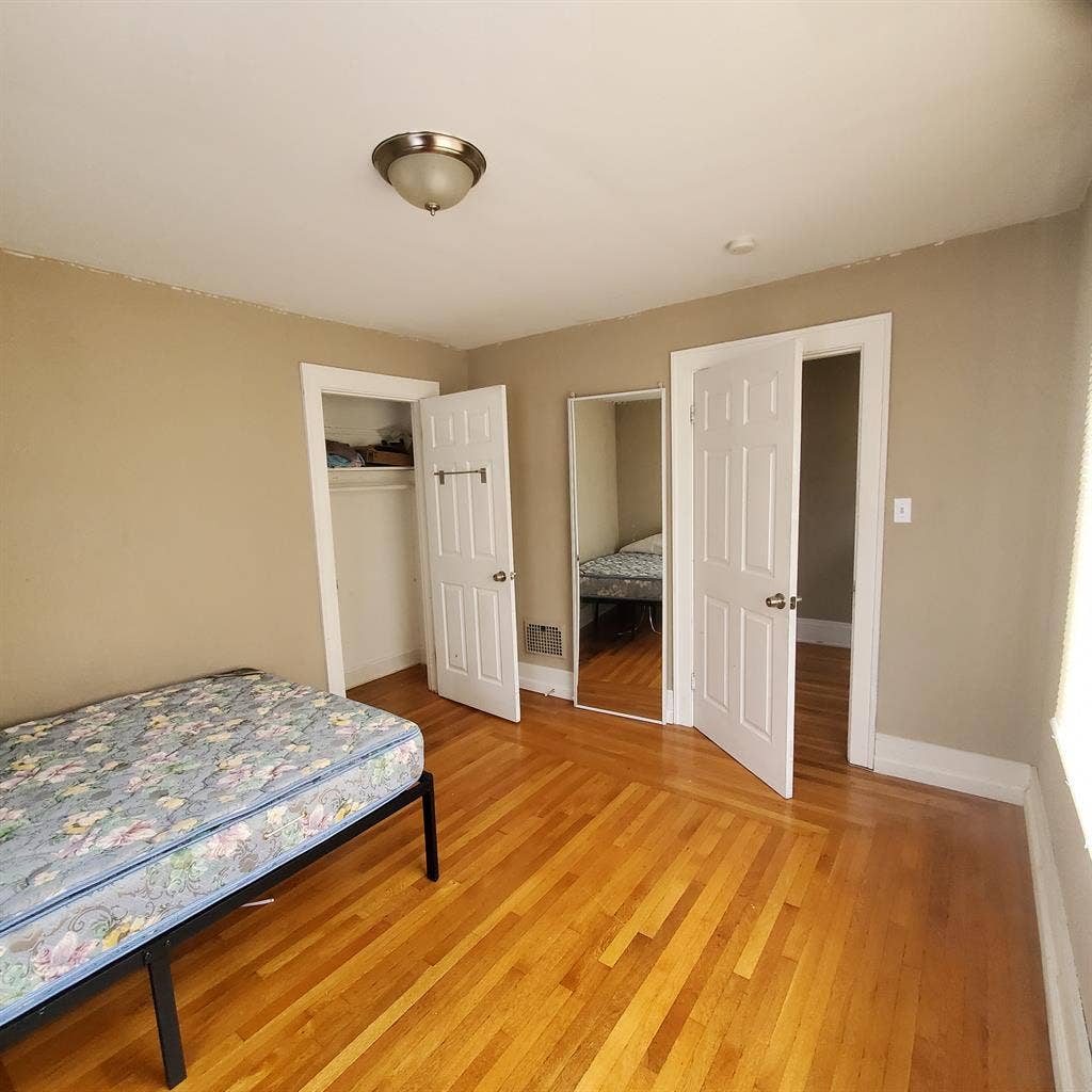 Female roommate wanted - coed house