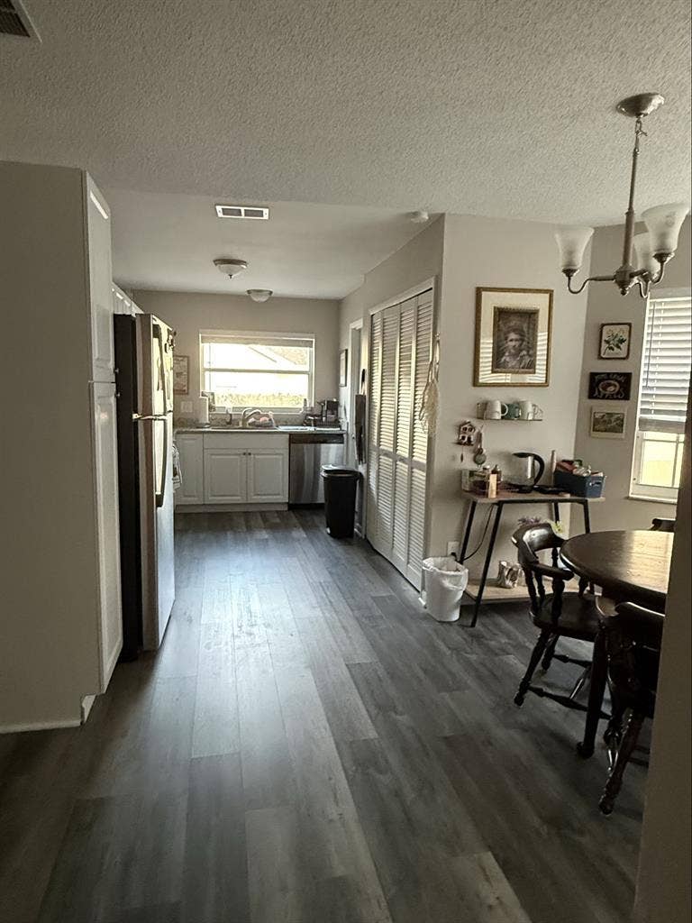 MASTER BEDROOM FOR RENT WITH WALKIN