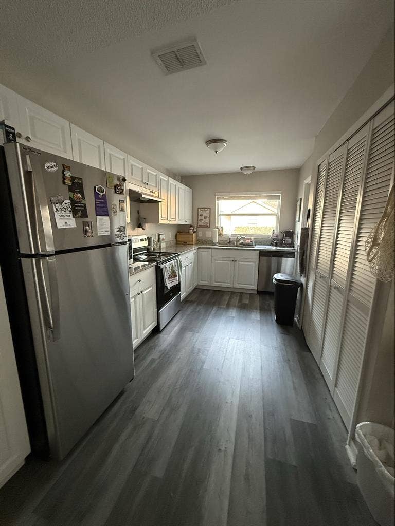 MASTER BEDROOM FOR RENT WITH WALKIN