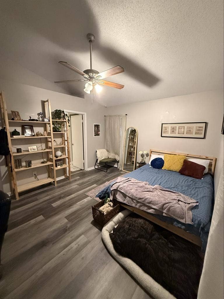 MASTER BEDROOM FOR RENT WITH WALKIN