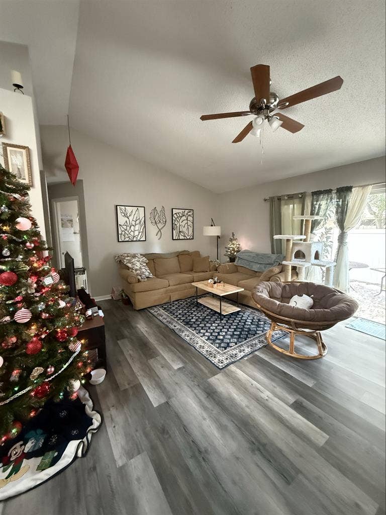 MASTER BEDROOM FOR RENT WITH WALKIN