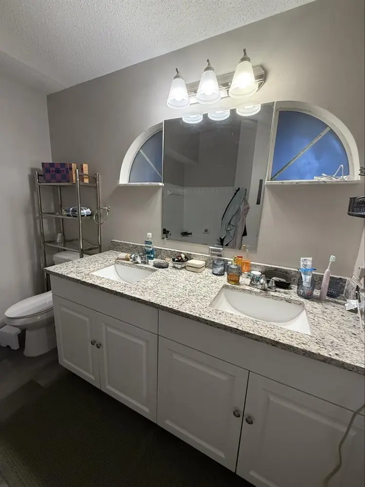 MASTER BEDROOM FOR RENT WITH WALKIN