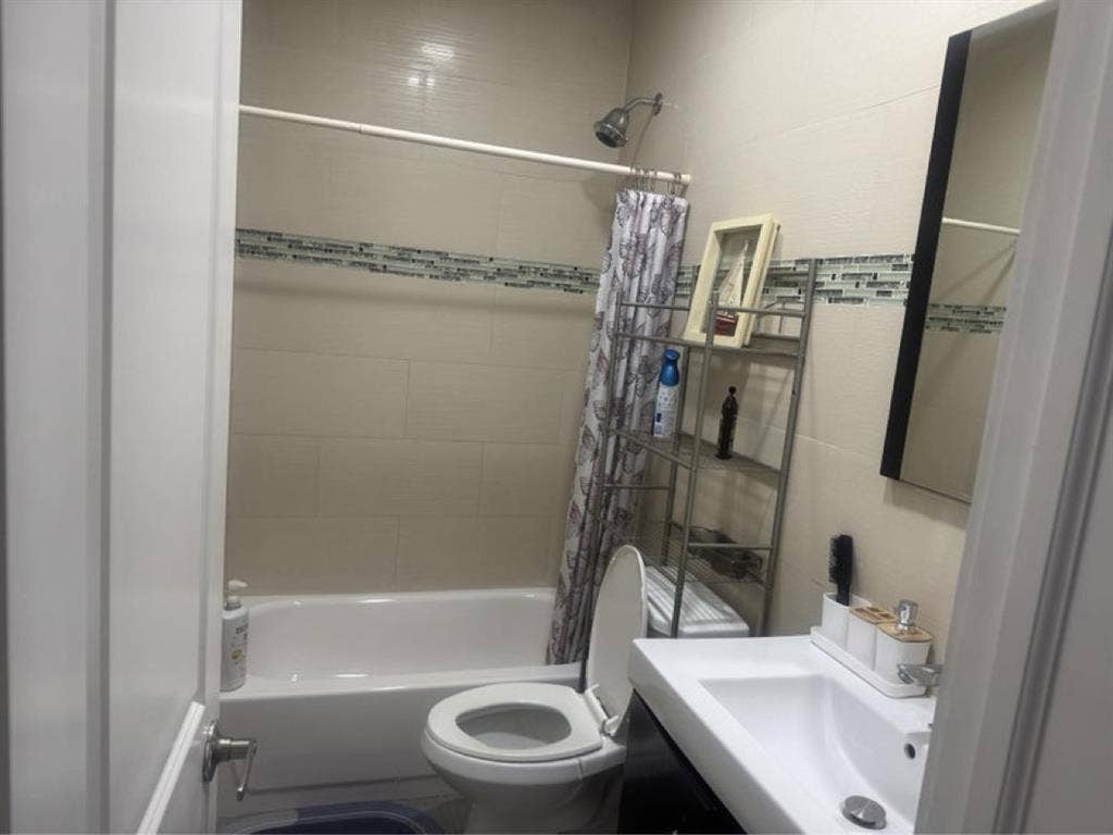 One bedroom available in Queens!