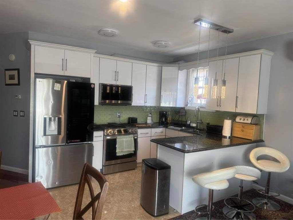 One bedroom available in Queens!