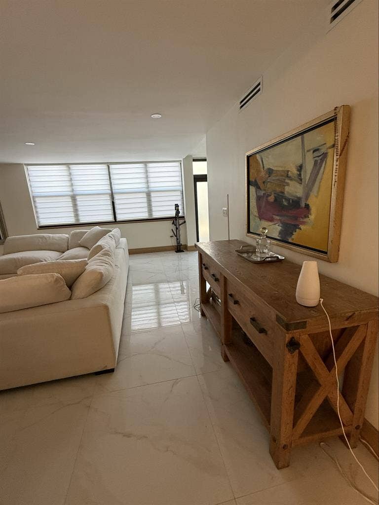 Beautiful furnished room in a house