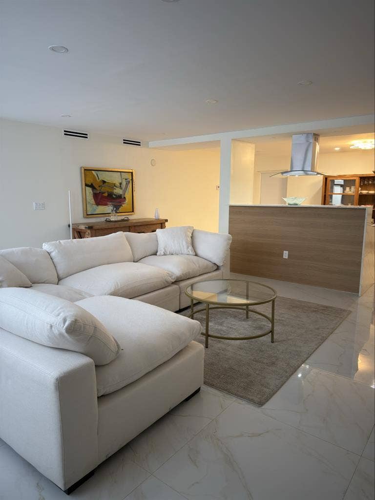 Beautiful furnished room in a house