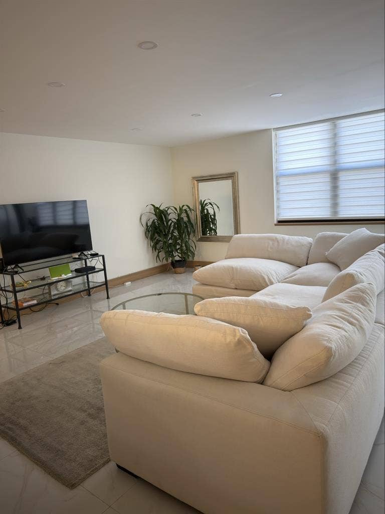 Beautiful furnished room in a house