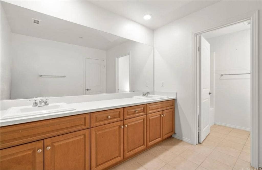 Beautiful clean quiet room for rent