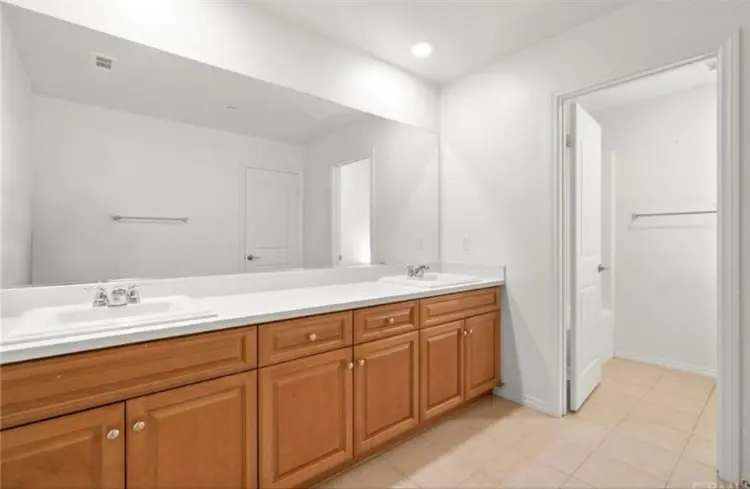 Beautiful clean quiet room for rent