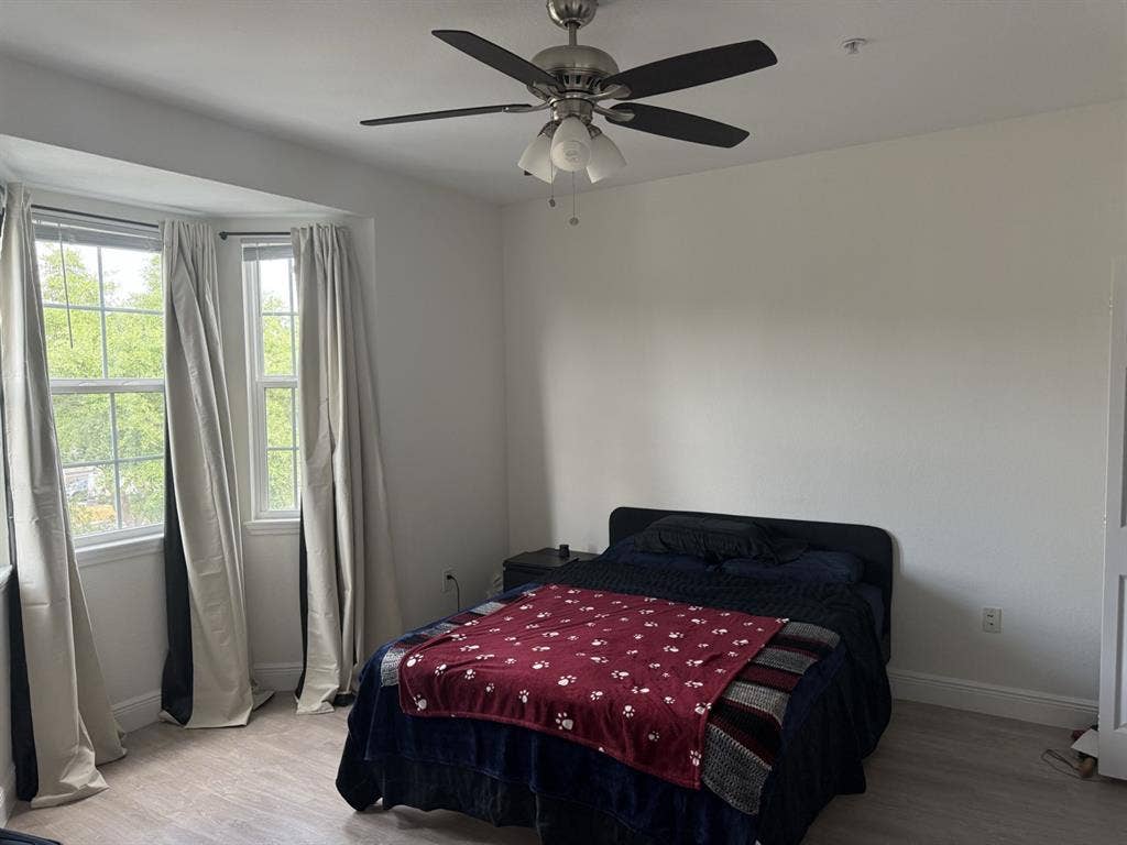 Large bedroom w/ attached bathroom