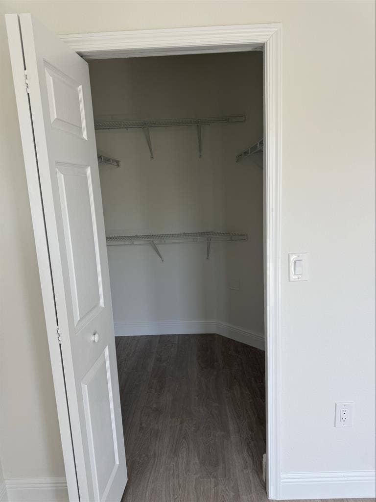 Large bedroom w/ attached bathroom
