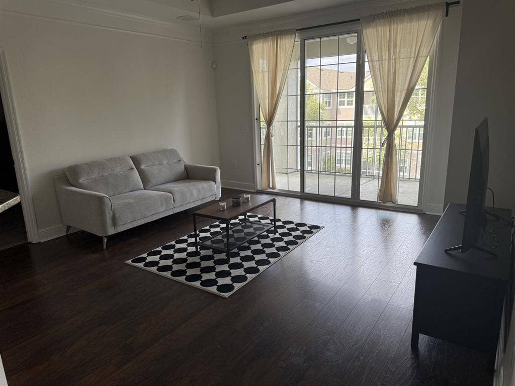 Large bedroom w/ attached bathroom