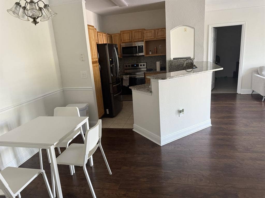 Large bedroom w/ attached bathroom