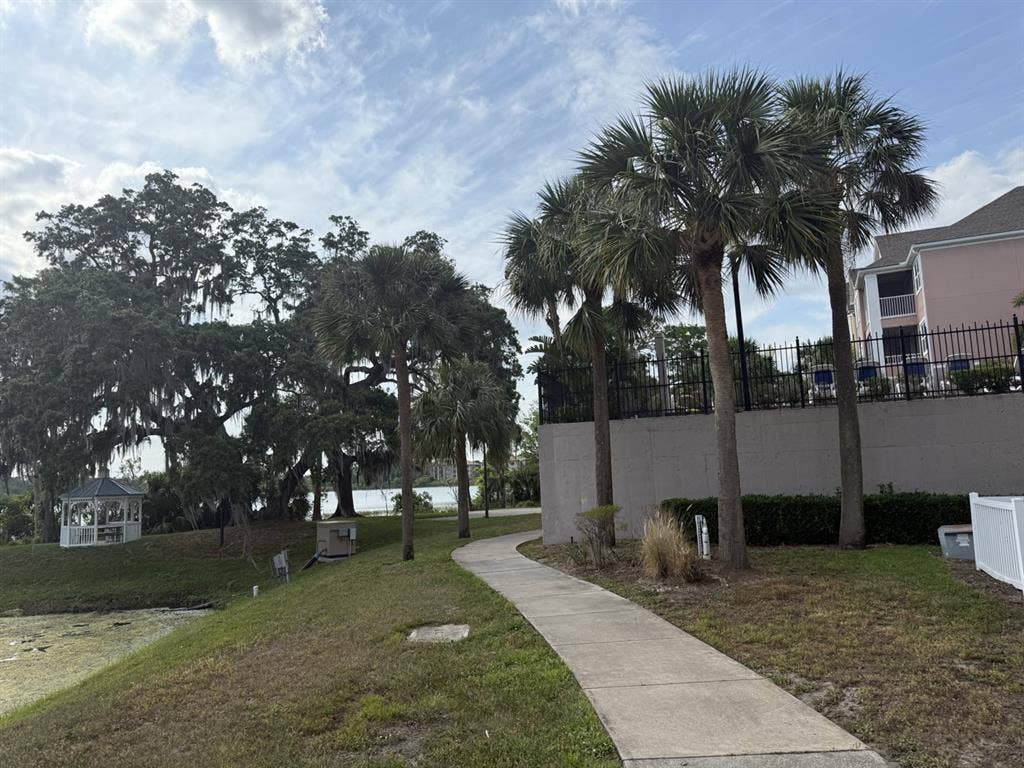 Large bedroom w/ attached bathroom