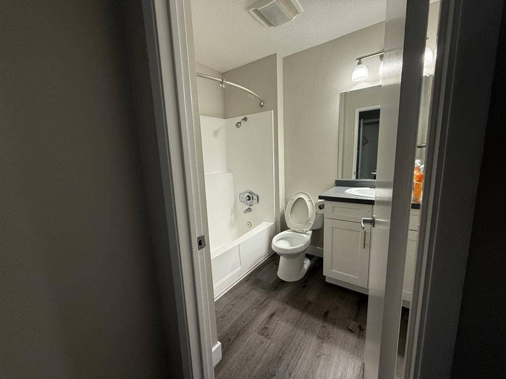 Room &amp; Bath availablee