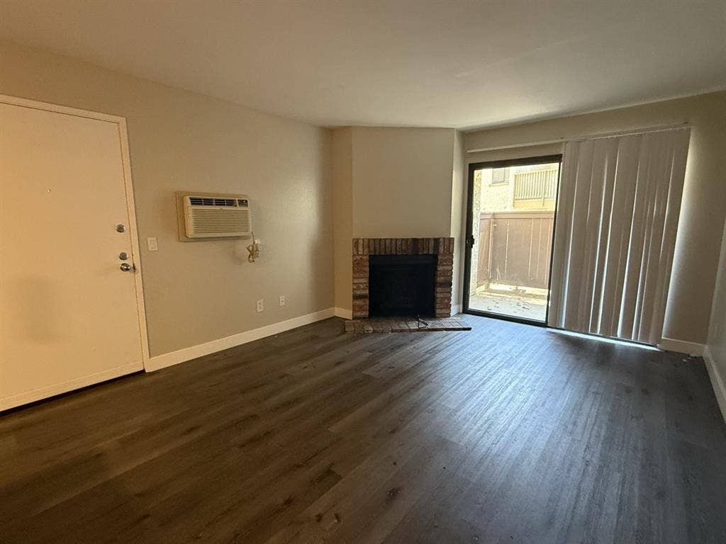 Room & Bath availablee