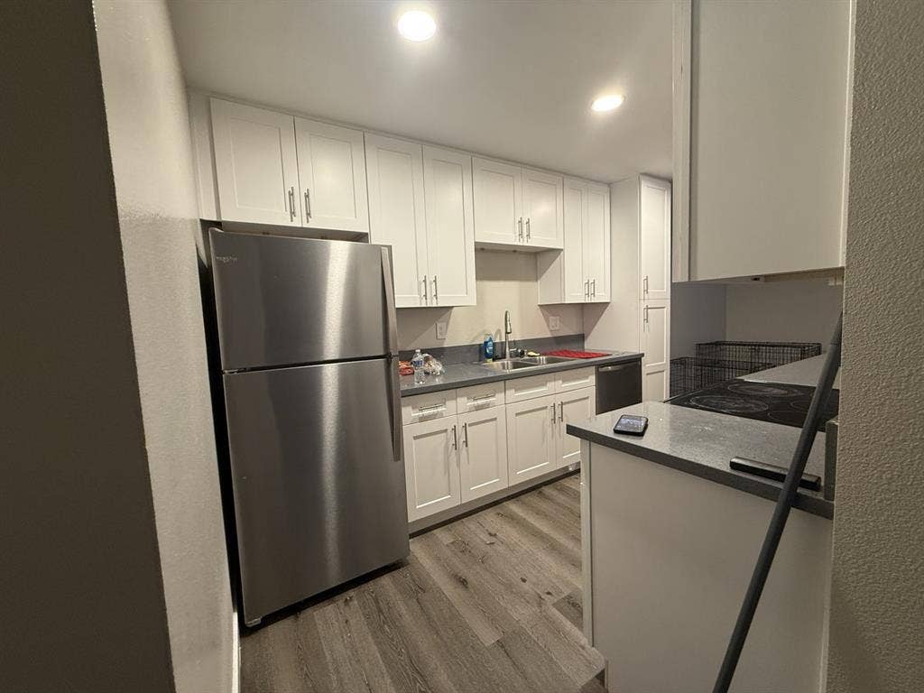 Room &amp; Bath availablee