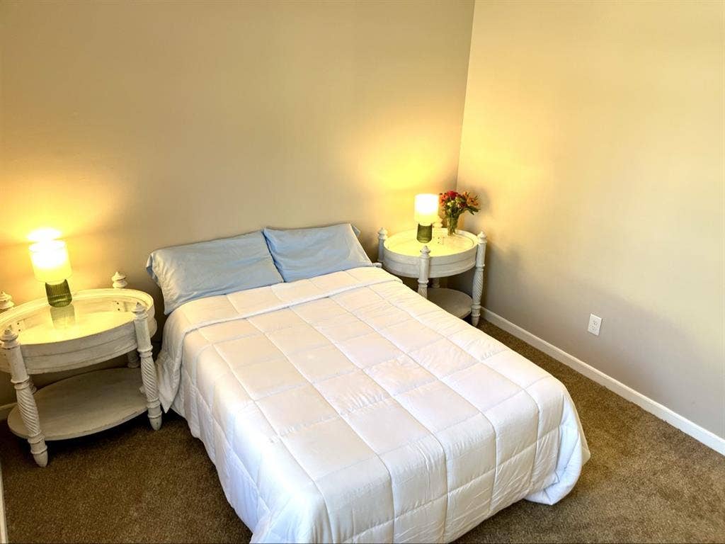 Room with Shared Bath Near Marta