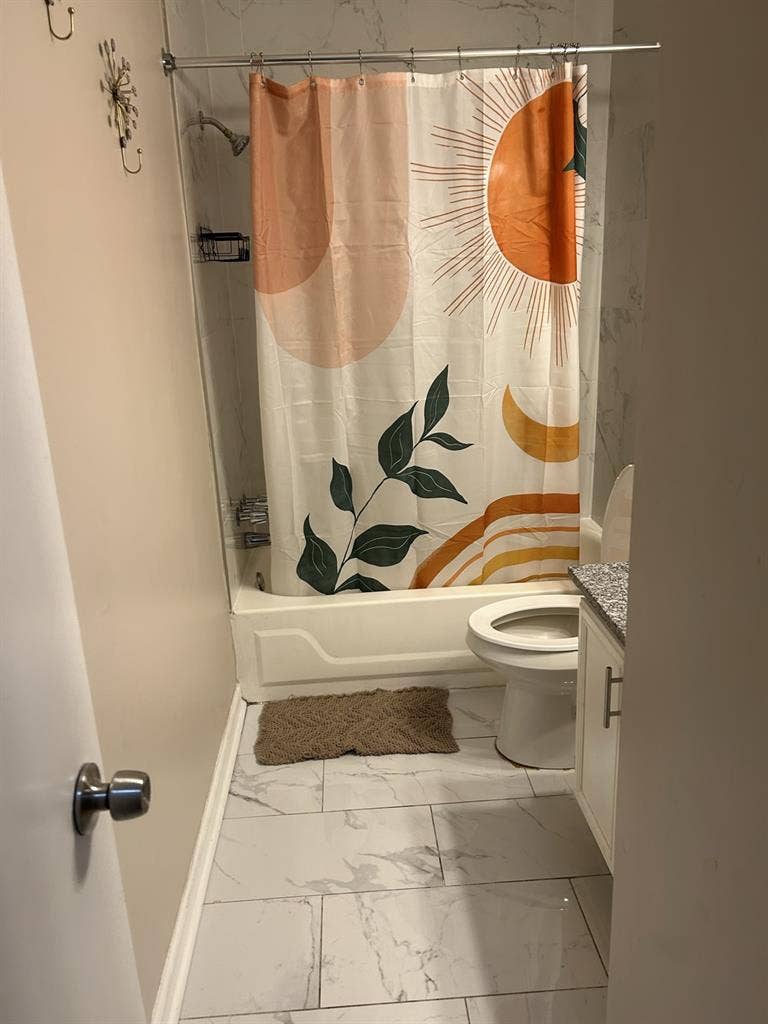 Room with Shared Bath Near Marta