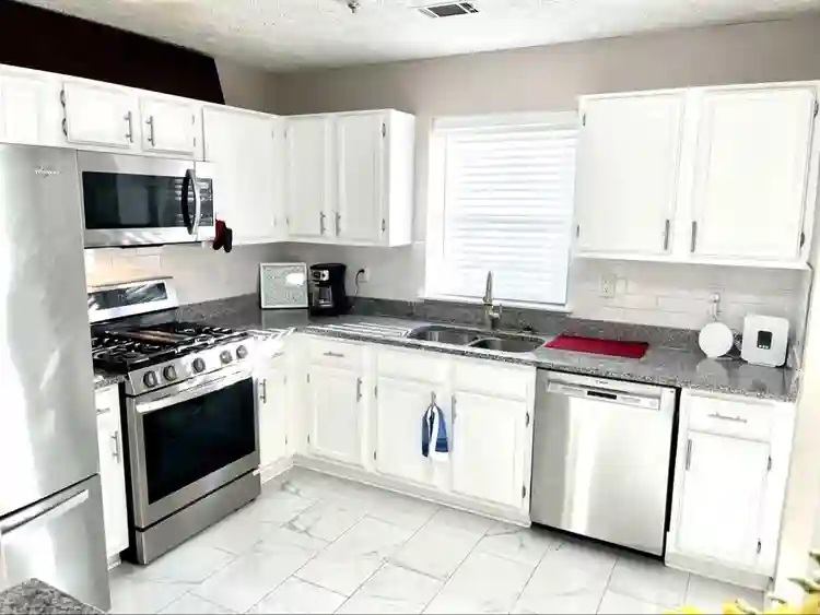 Room with Shared Bath Near Marta