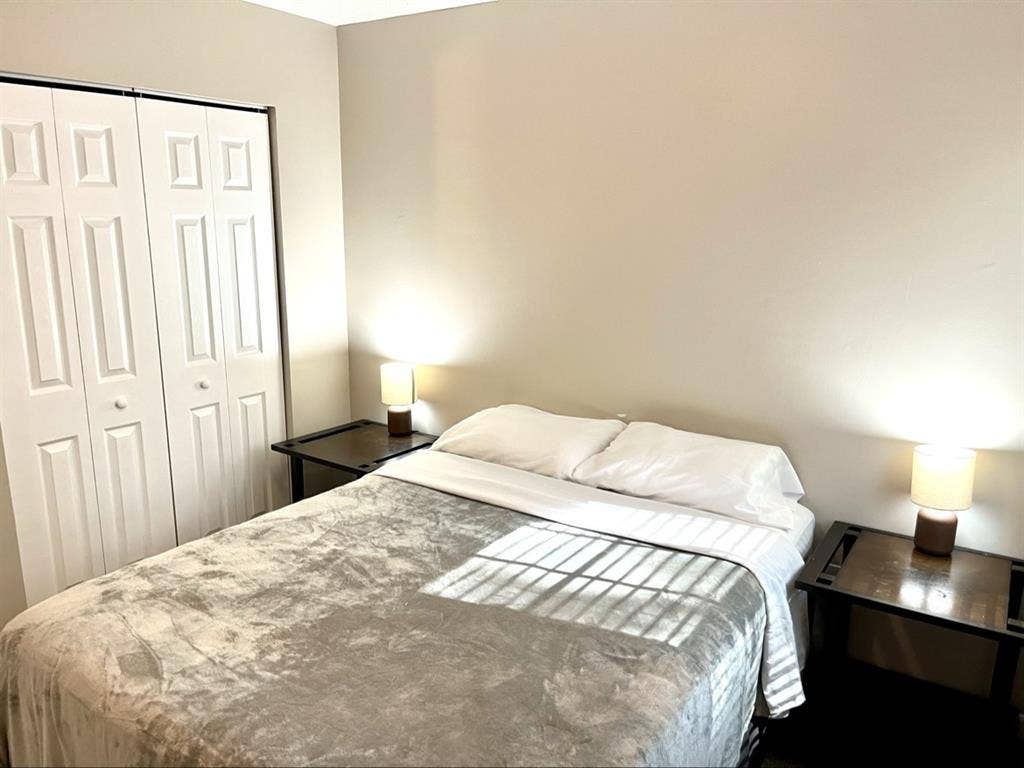 Room with Shared Bath Next To Marta