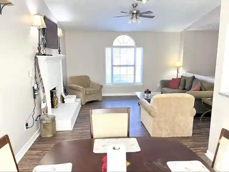 Room with Shared Bath Next To Marta