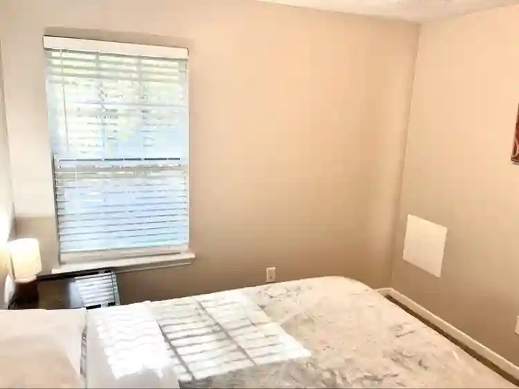 Room with Shared Bath Next To Marta