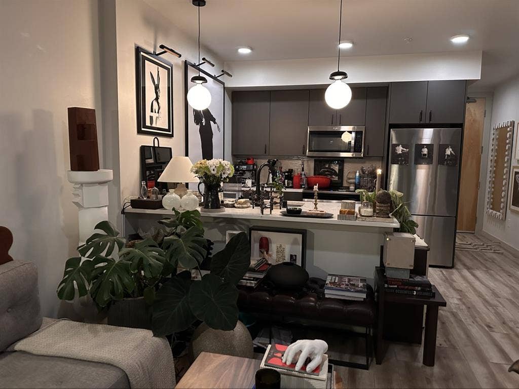 LOWER QUEEN ANNE ISO MALE ROOMATE