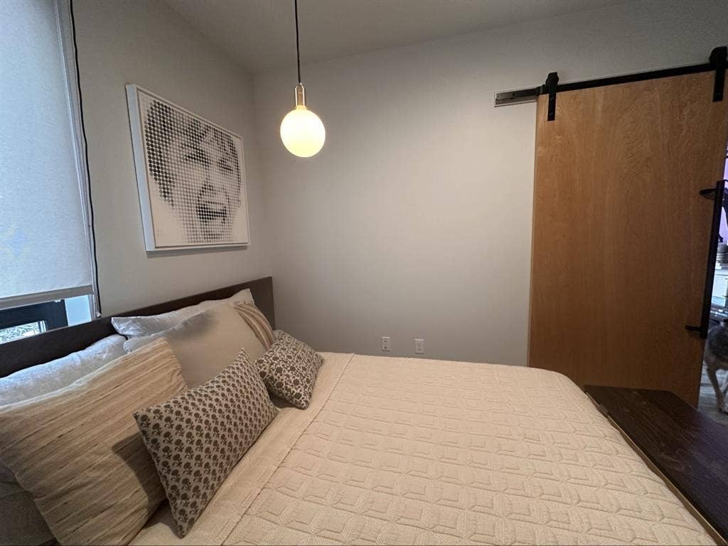 LOWER QUEEN ANNE ISO MALE ROOMATE