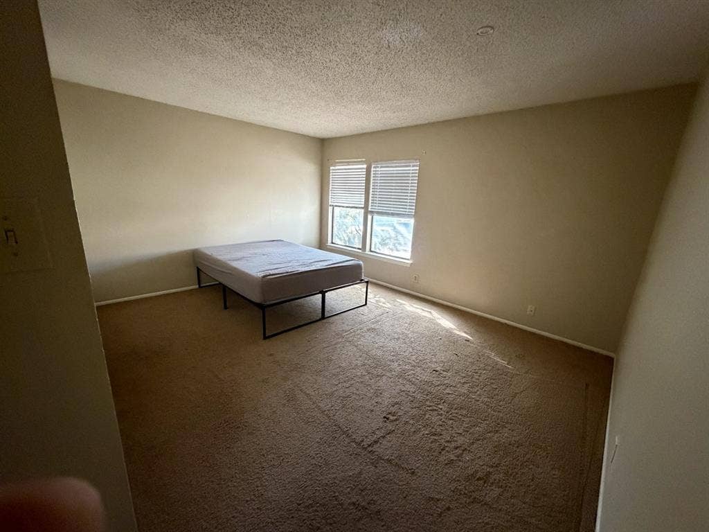Nice and cozy room ready to move in