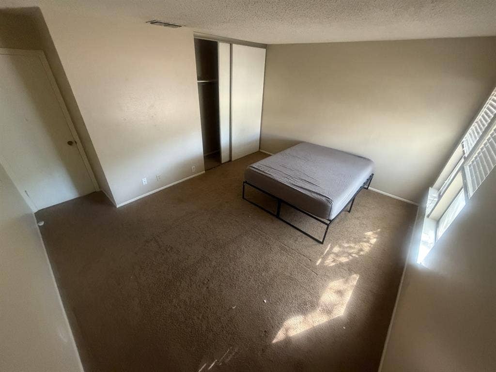 Nice and cozy room ready to move in