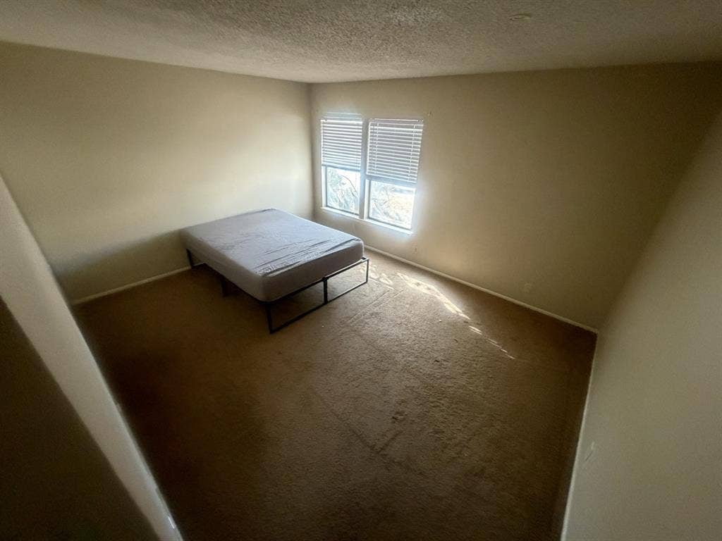 Nice and cozy room ready to move in