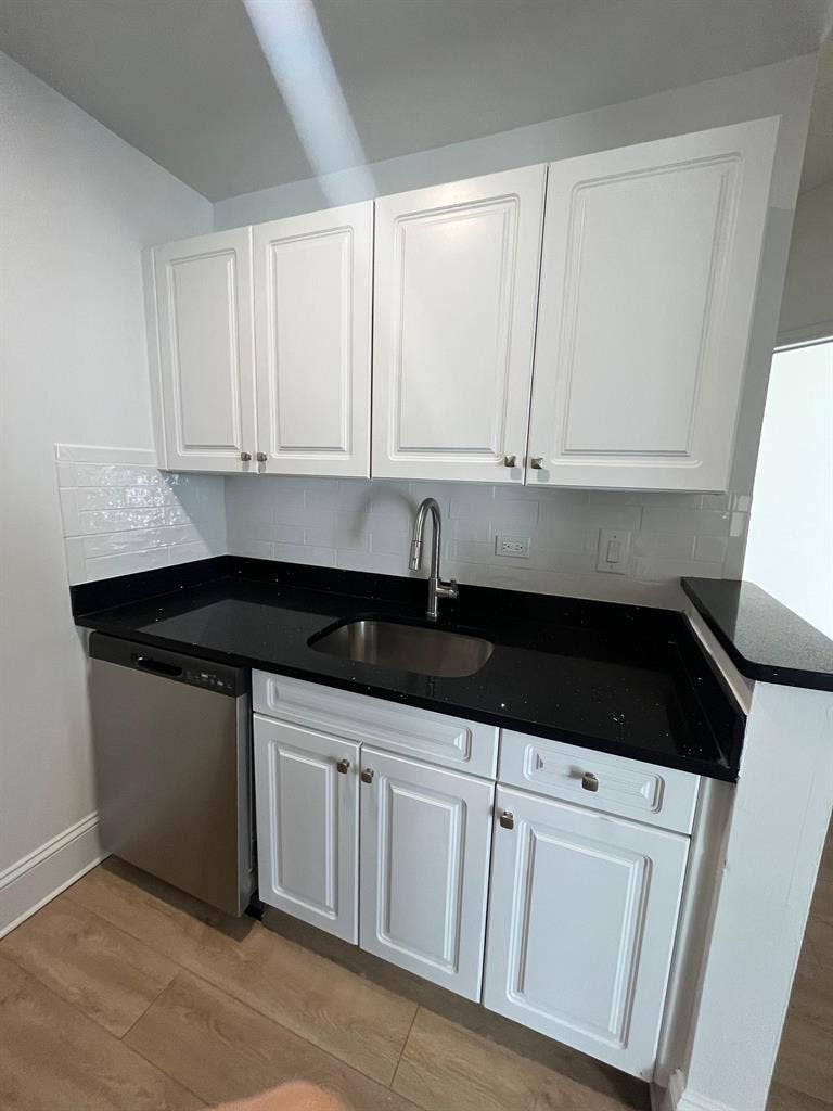 ✨Sunny Room in Midtown South✨